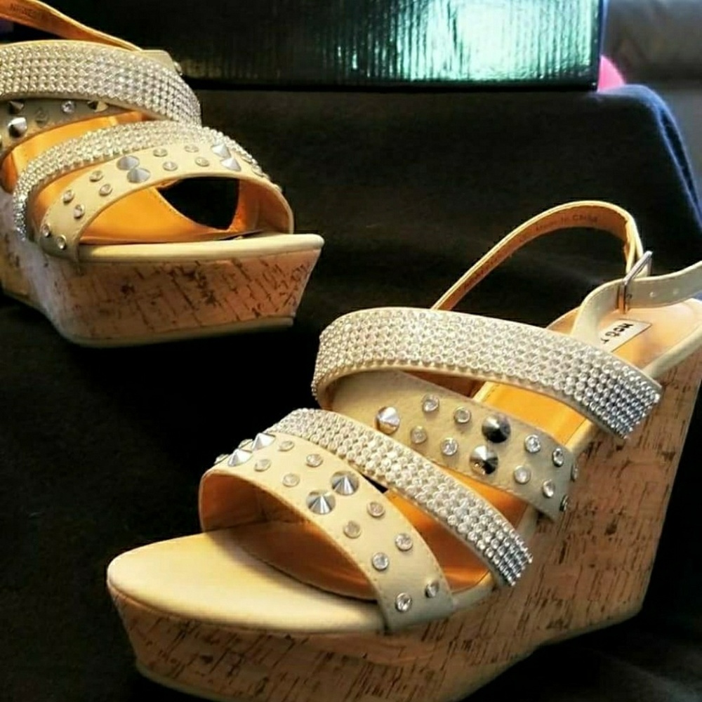 Not rated wedges size 8, new in box